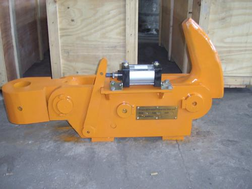 Ship Manual release spring towing hooks